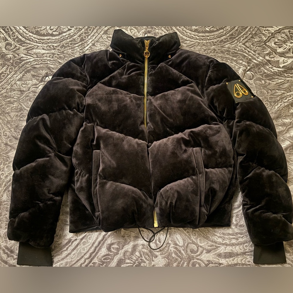 MOOSE KNUCKLES: 
Seville Velour Down Puffer Jacket.
Missing hood 😞